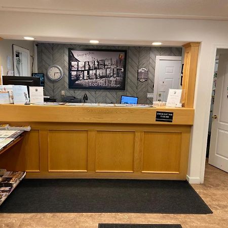 Super 8 By Wyndham 100 Mile House Hotell Exteriör bild