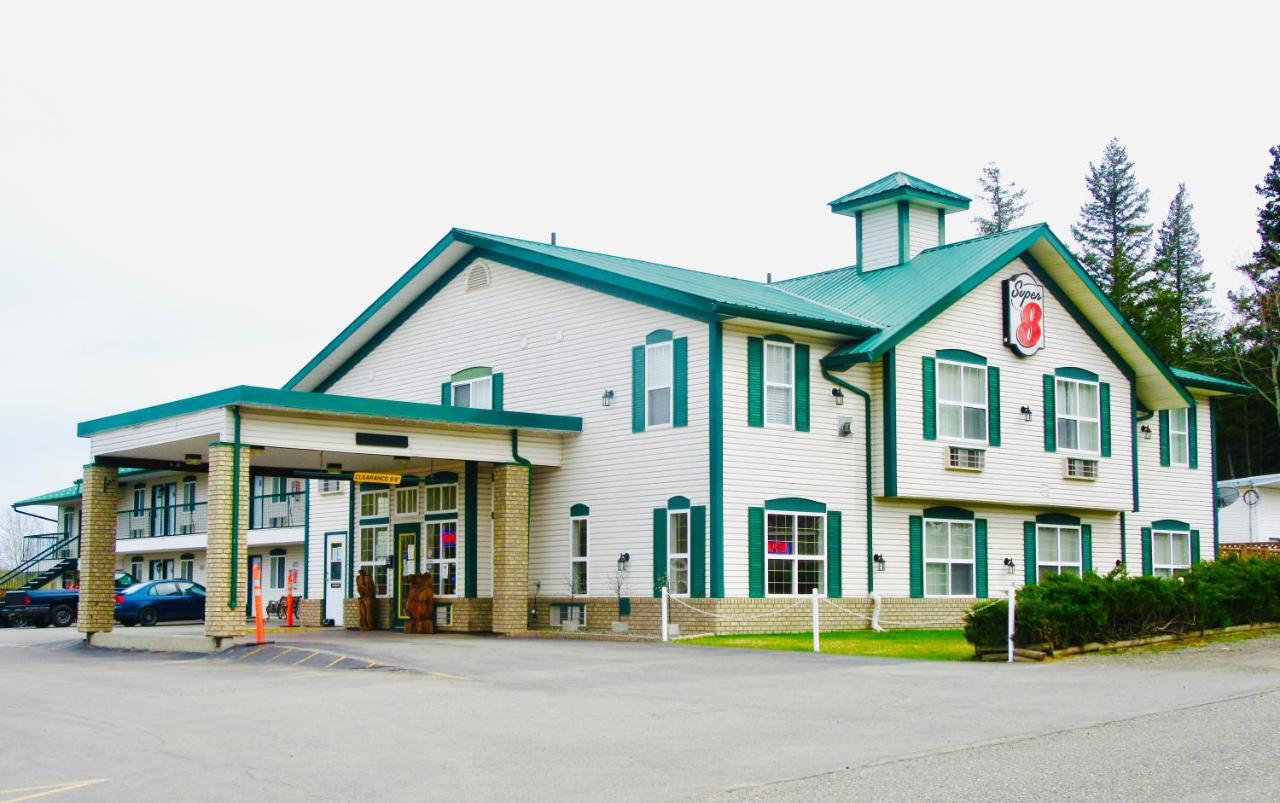 Super 8 By Wyndham 100 Mile House Hotell Exteriör bild