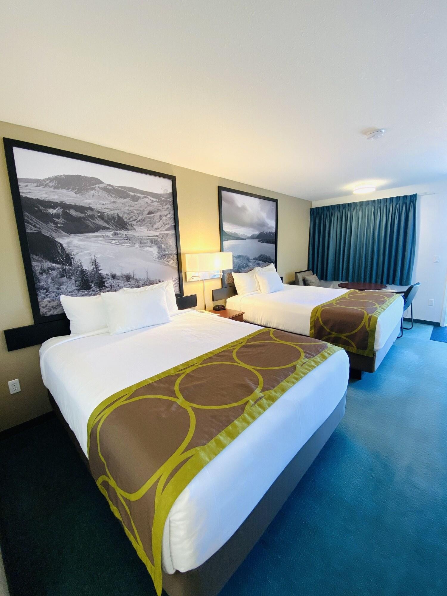 Super 8 By Wyndham 100 Mile House Hotell Exteriör bild