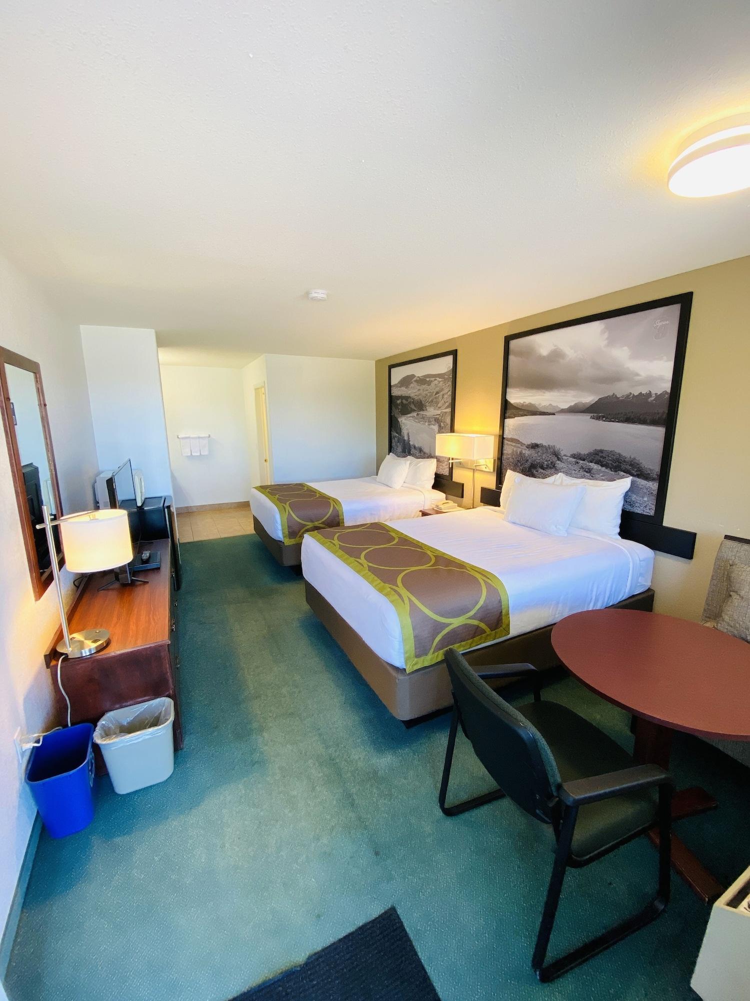 Super 8 By Wyndham 100 Mile House Hotell Exteriör bild