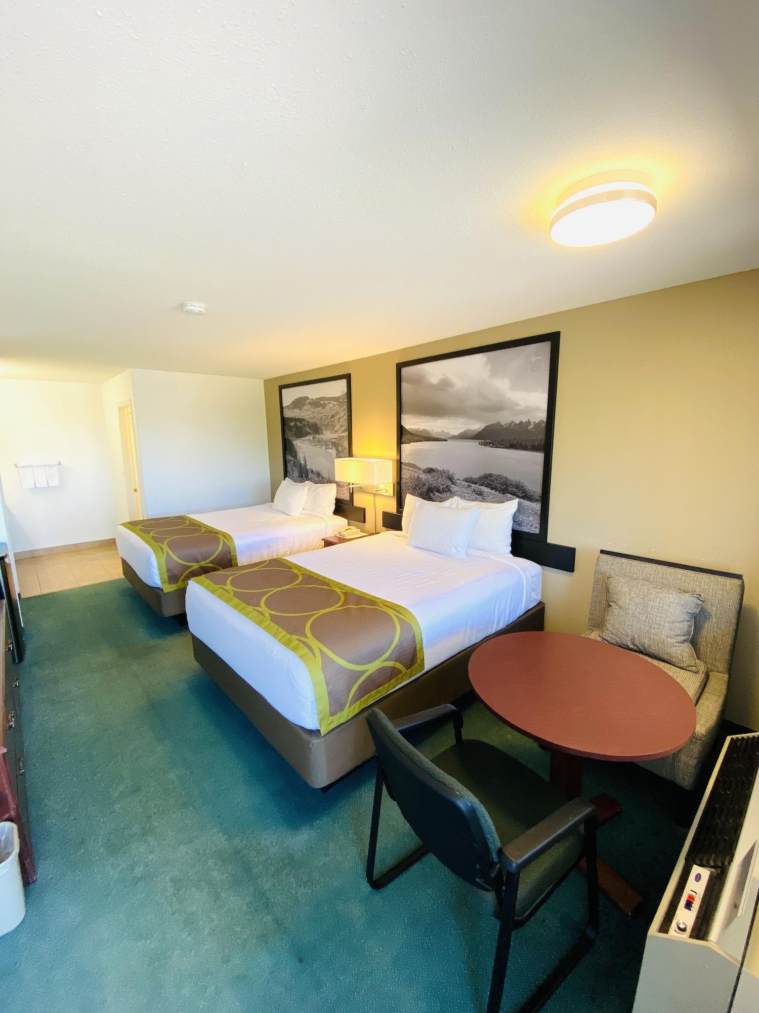 Super 8 By Wyndham 100 Mile House Hotell Exteriör bild