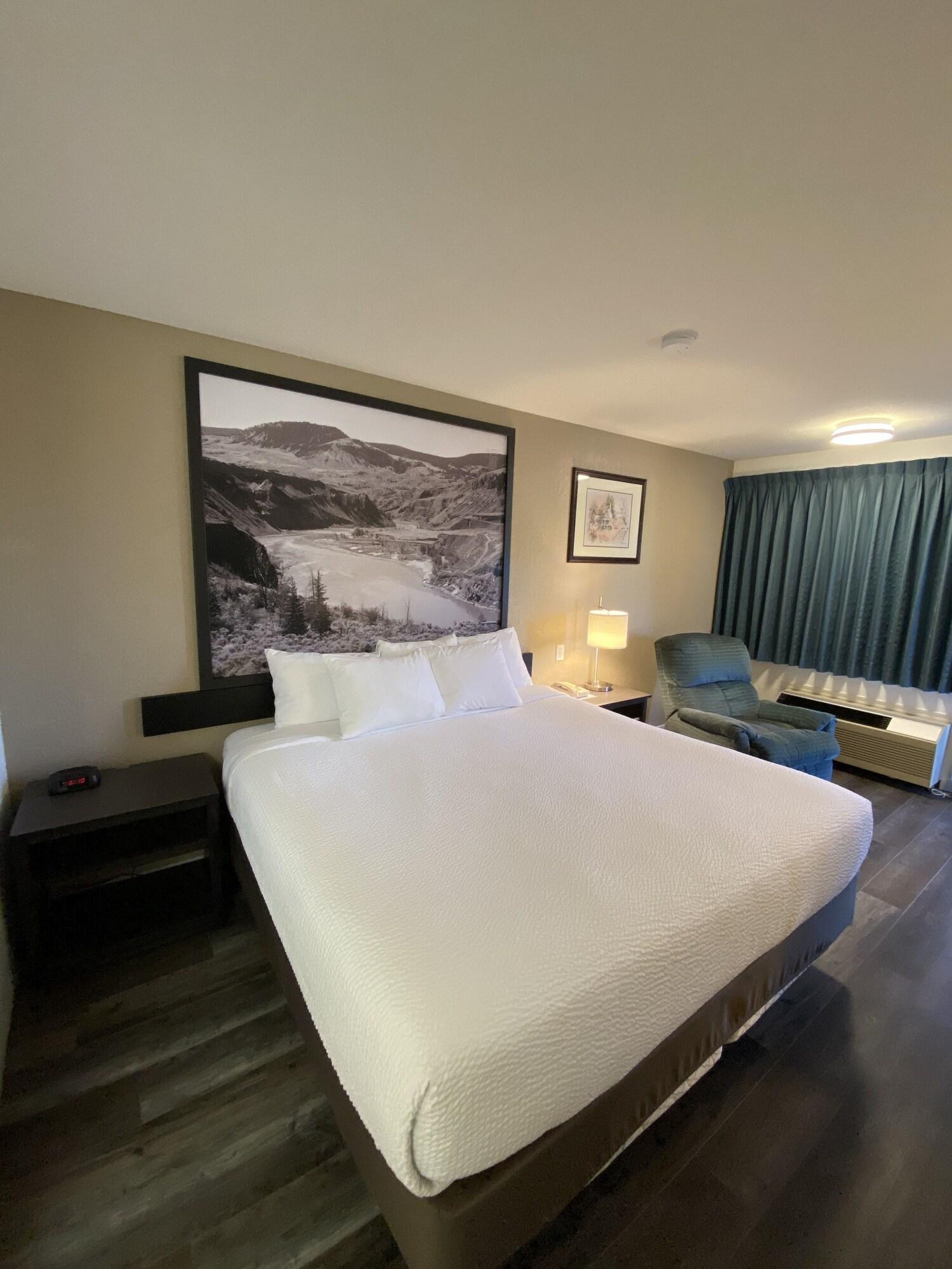 Super 8 By Wyndham 100 Mile House Hotell Exteriör bild