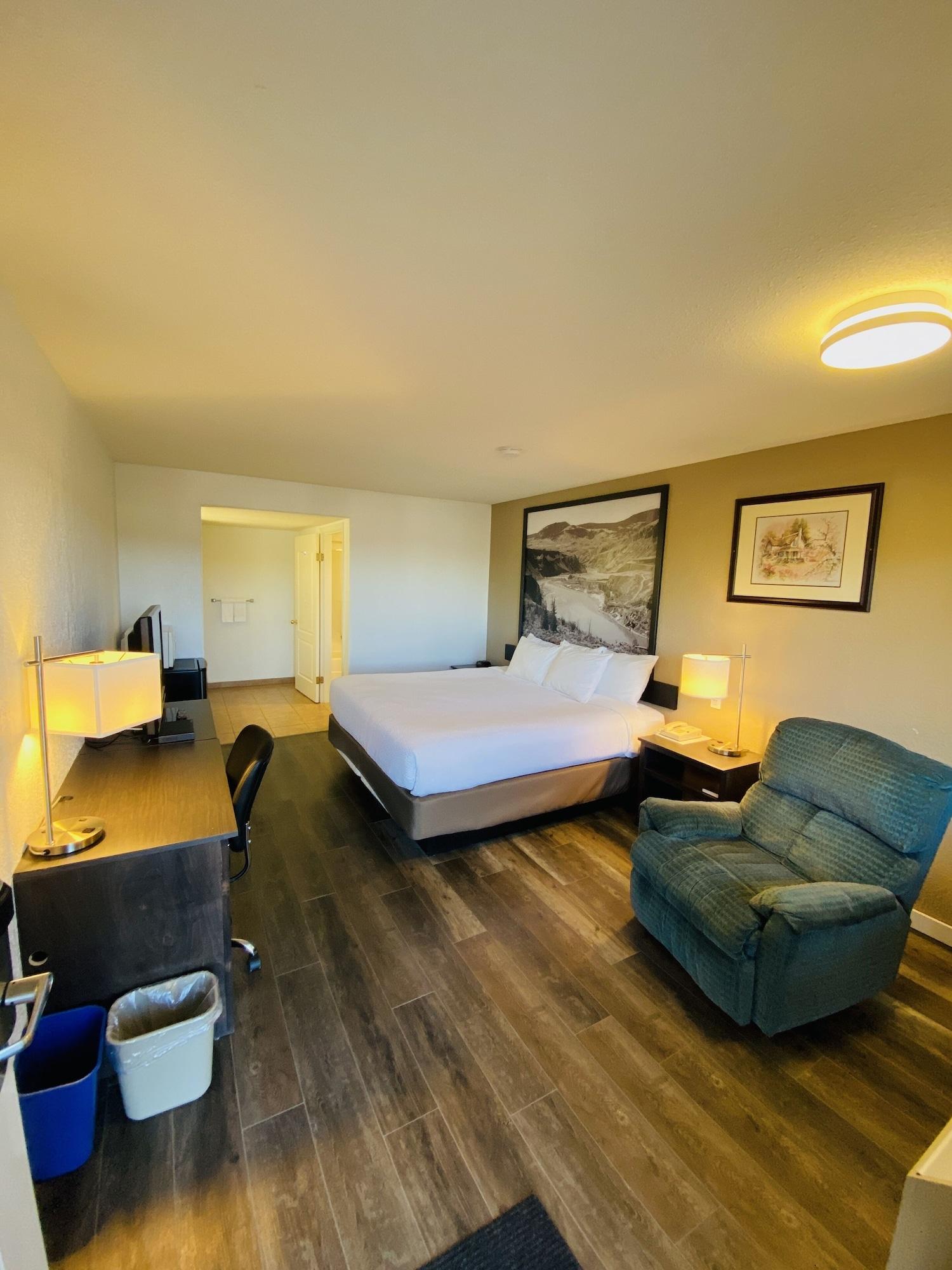 Super 8 By Wyndham 100 Mile House Hotell Exteriör bild