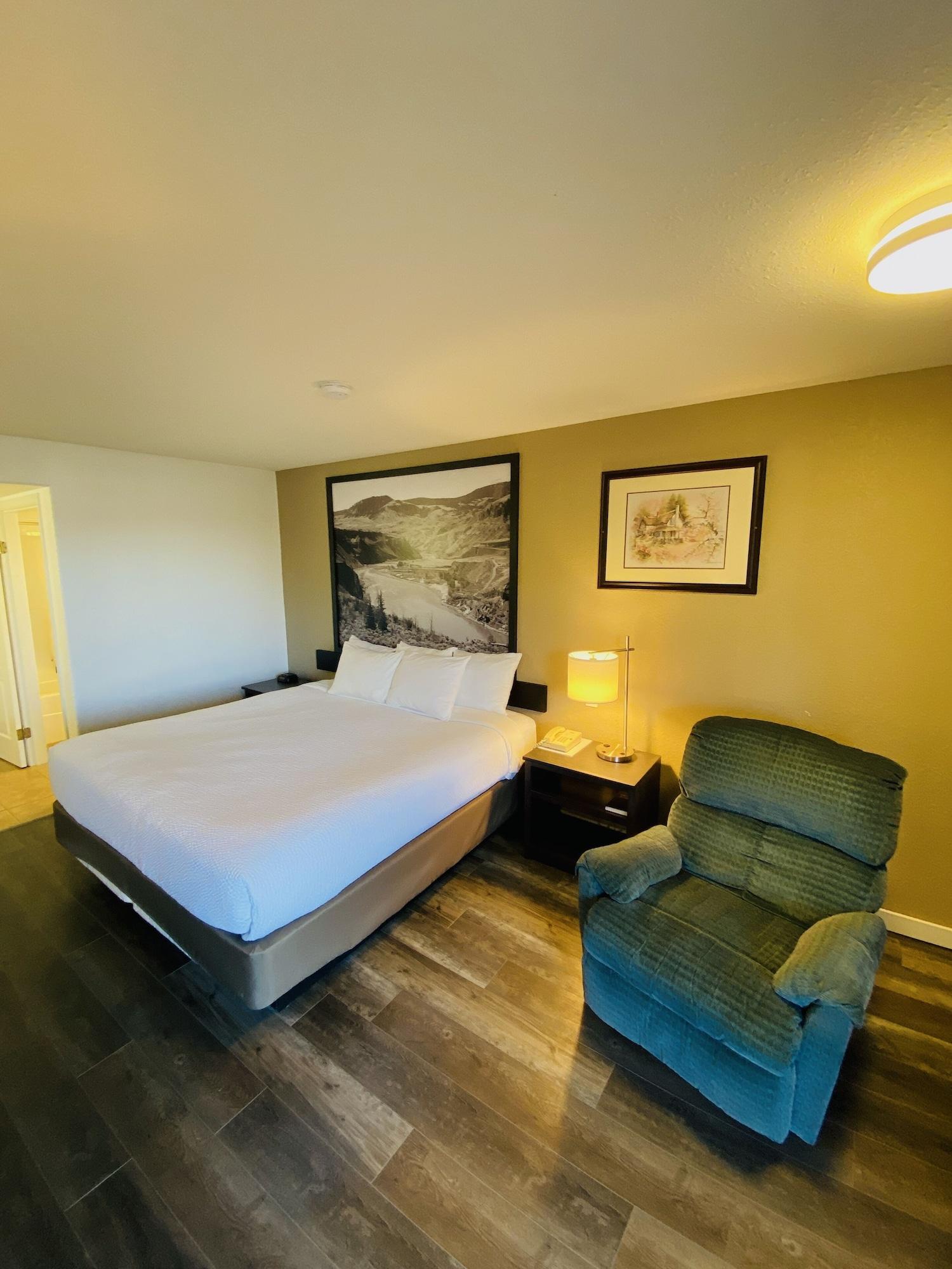 Super 8 By Wyndham 100 Mile House Hotell Exteriör bild