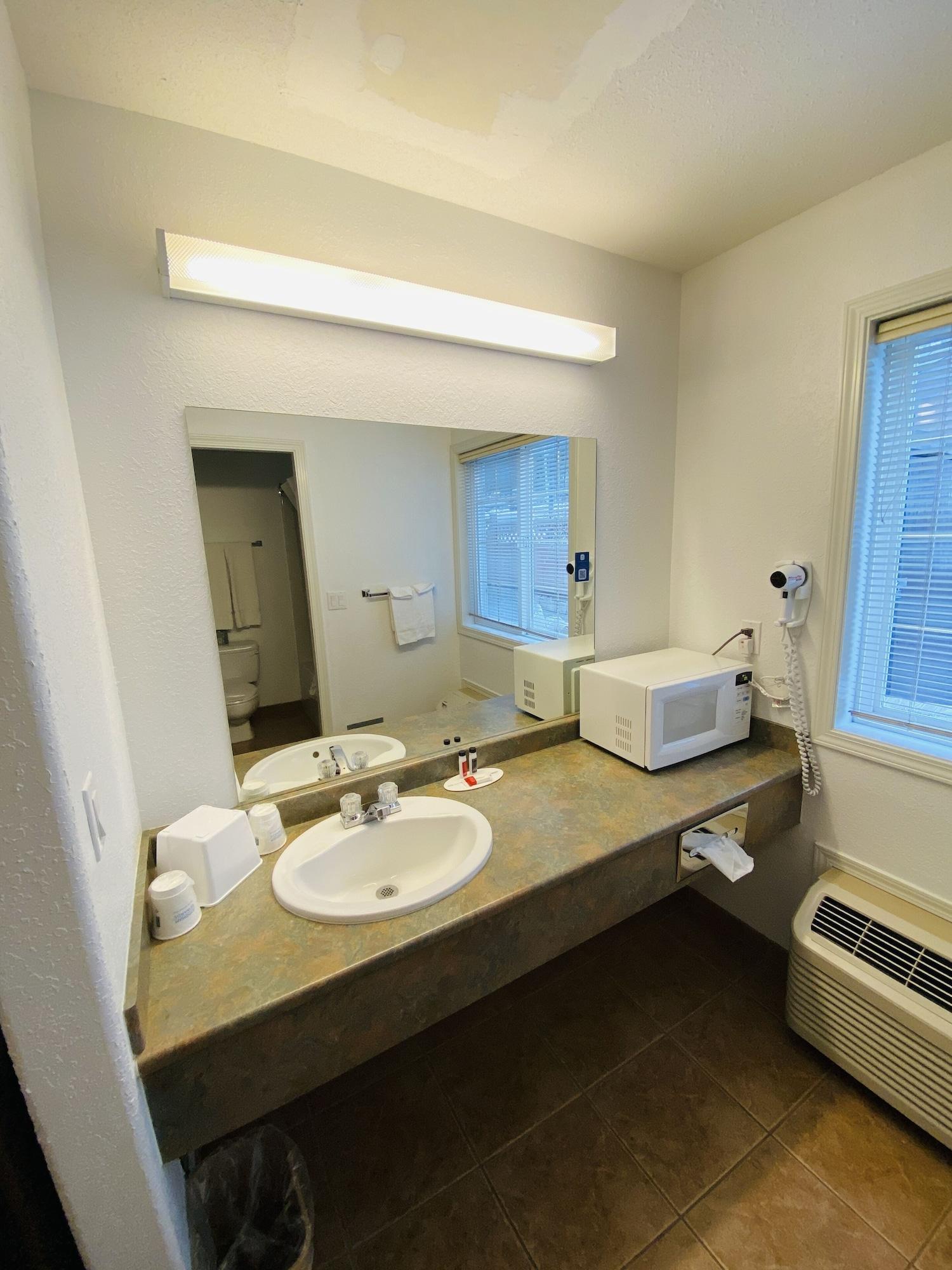 Super 8 By Wyndham 100 Mile House Hotell Exteriör bild