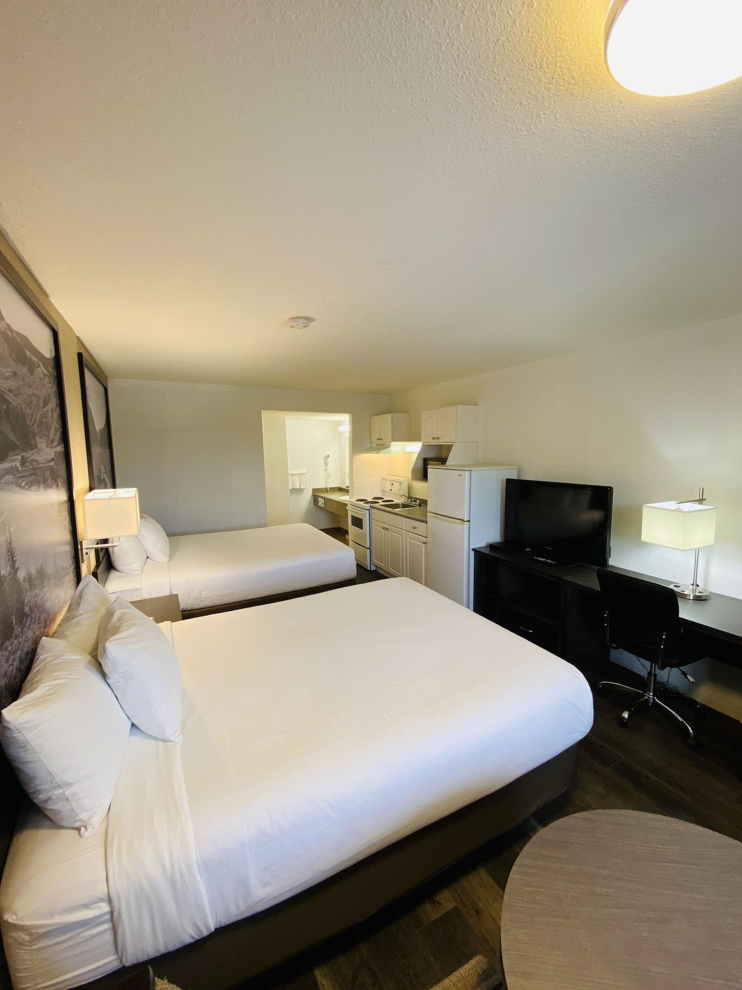 Super 8 By Wyndham 100 Mile House Hotell Exteriör bild
