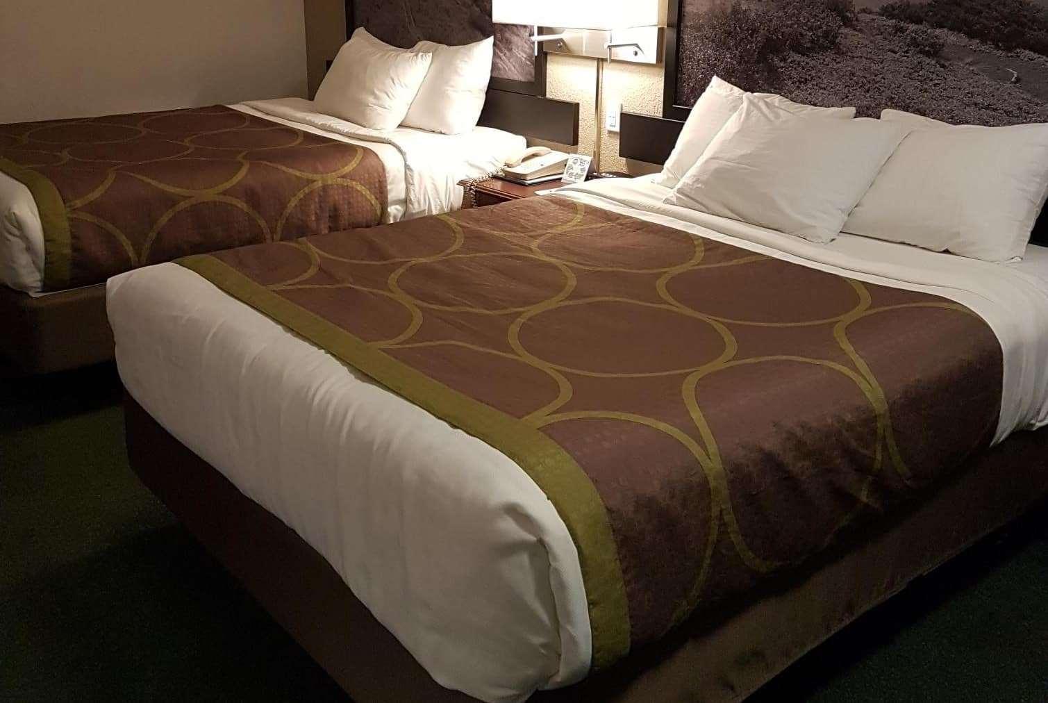 Super 8 By Wyndham 100 Mile House Hotell Exteriör bild
