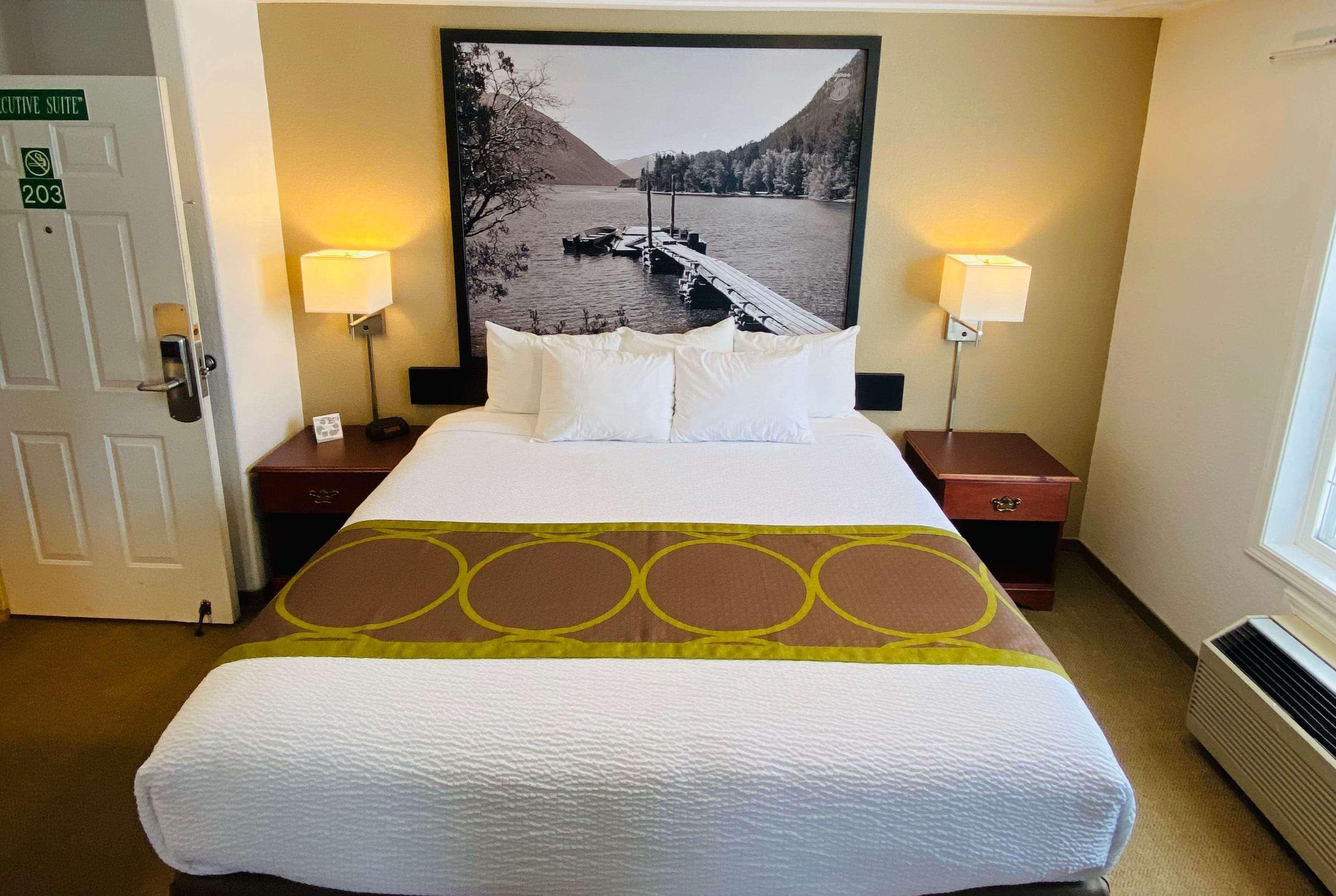 Super 8 By Wyndham 100 Mile House Hotell Exteriör bild