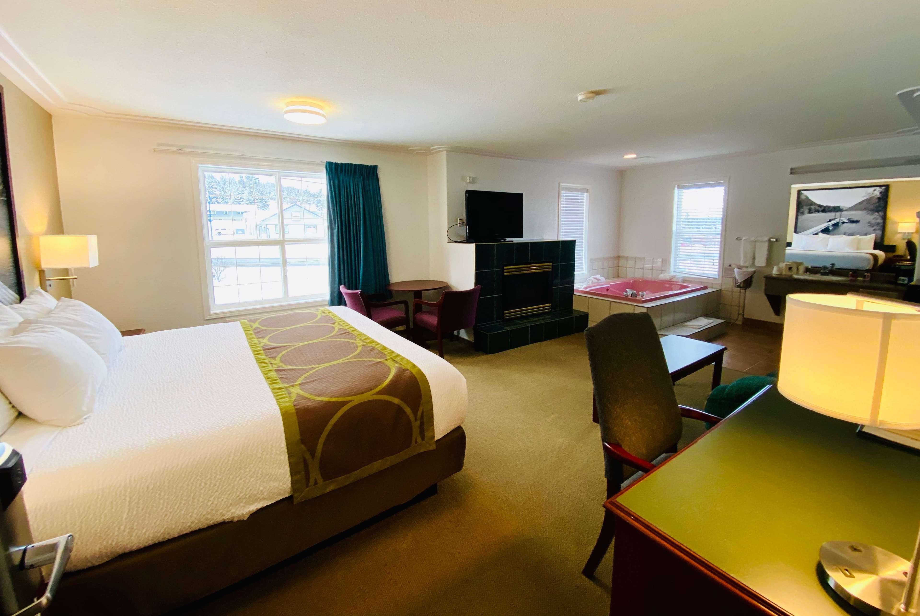 Super 8 By Wyndham 100 Mile House Hotell Exteriör bild