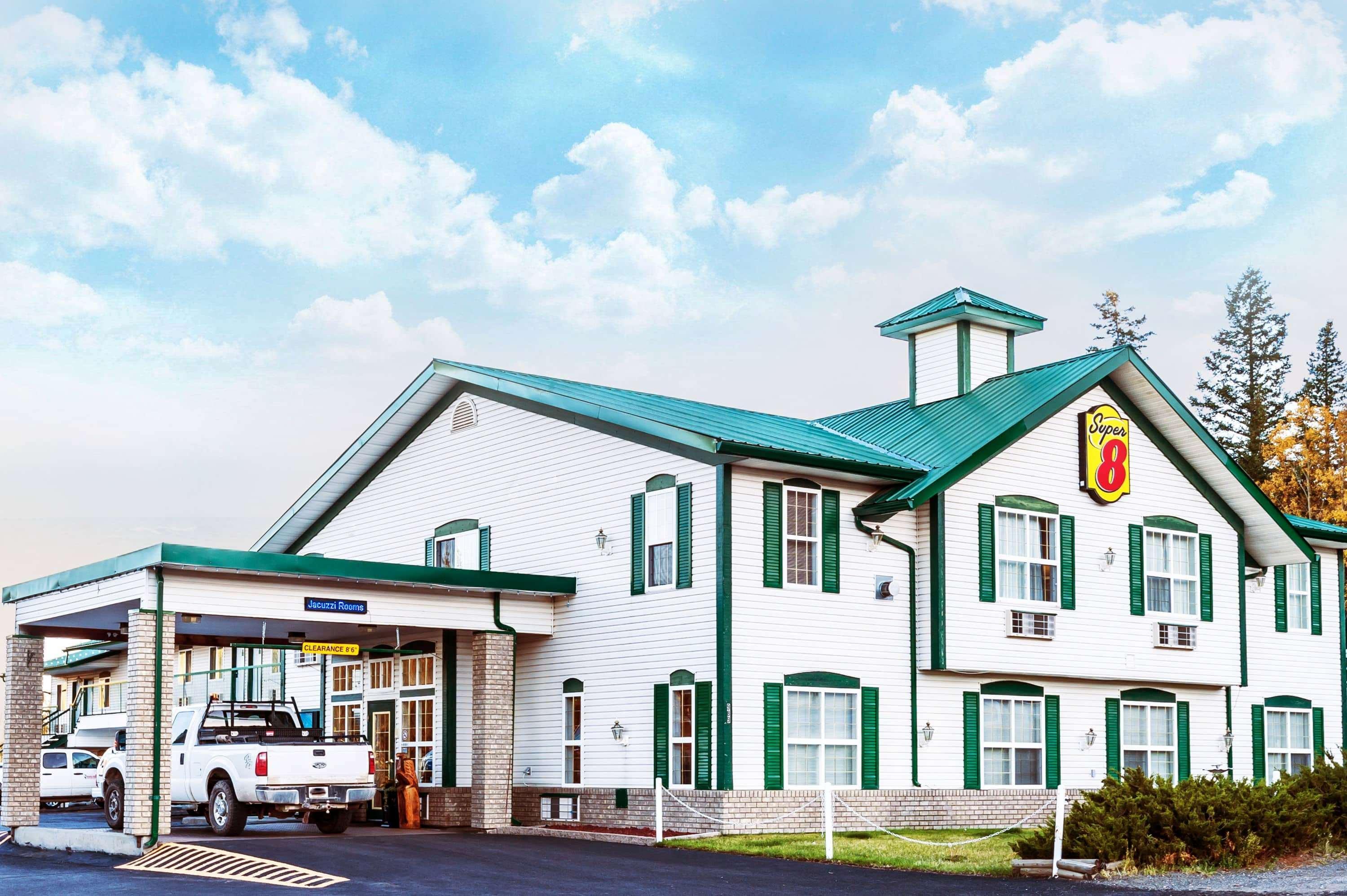 Super 8 By Wyndham 100 Mile House Hotell Exteriör bild
