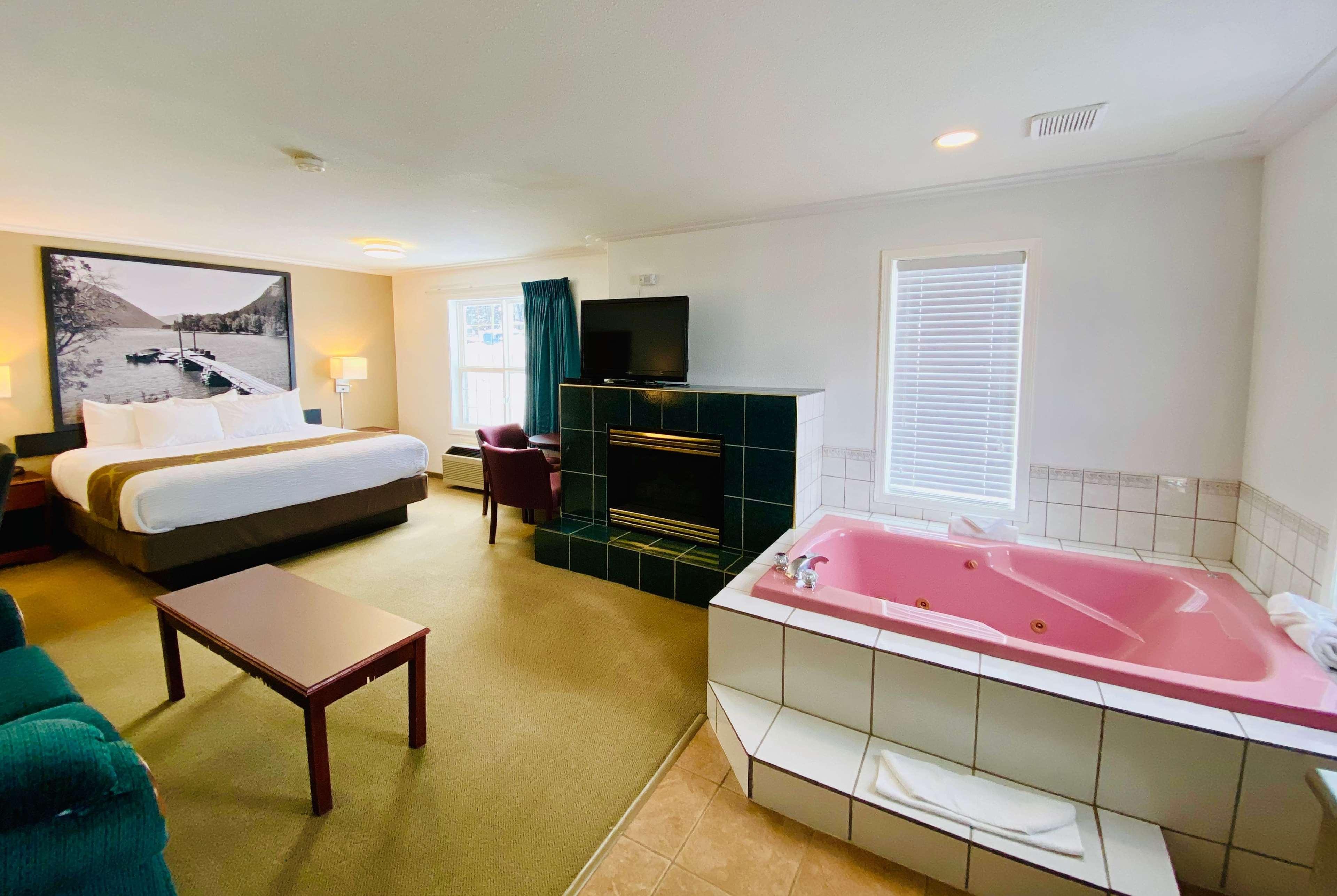 Super 8 By Wyndham 100 Mile House Hotell Exteriör bild