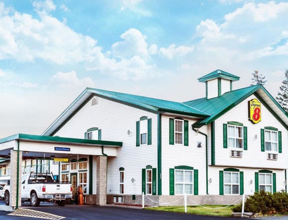 Super 8 By Wyndham 100 Mile House Hotell Exteriör bild