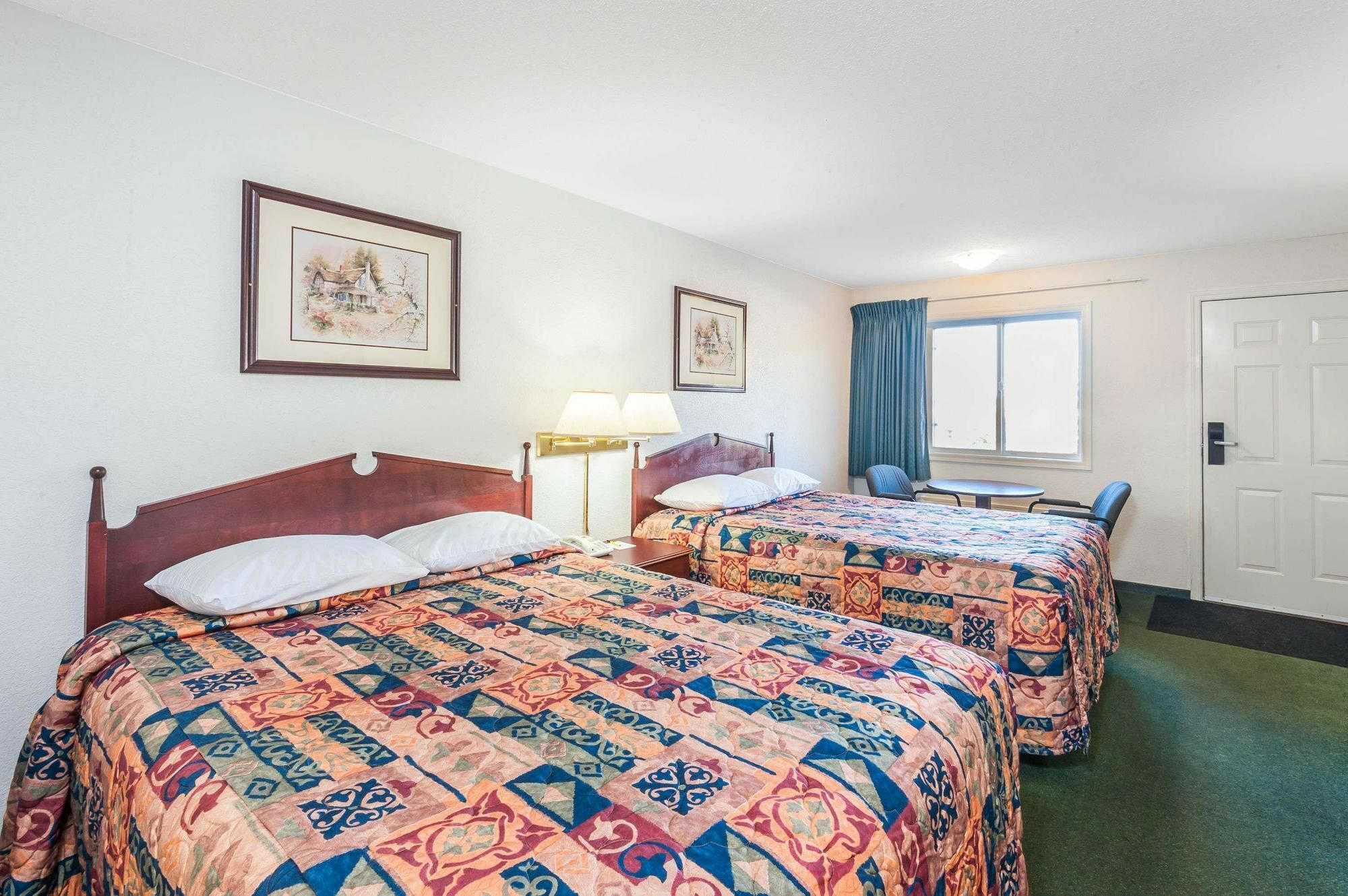 Super 8 By Wyndham 100 Mile House Hotell Exteriör bild