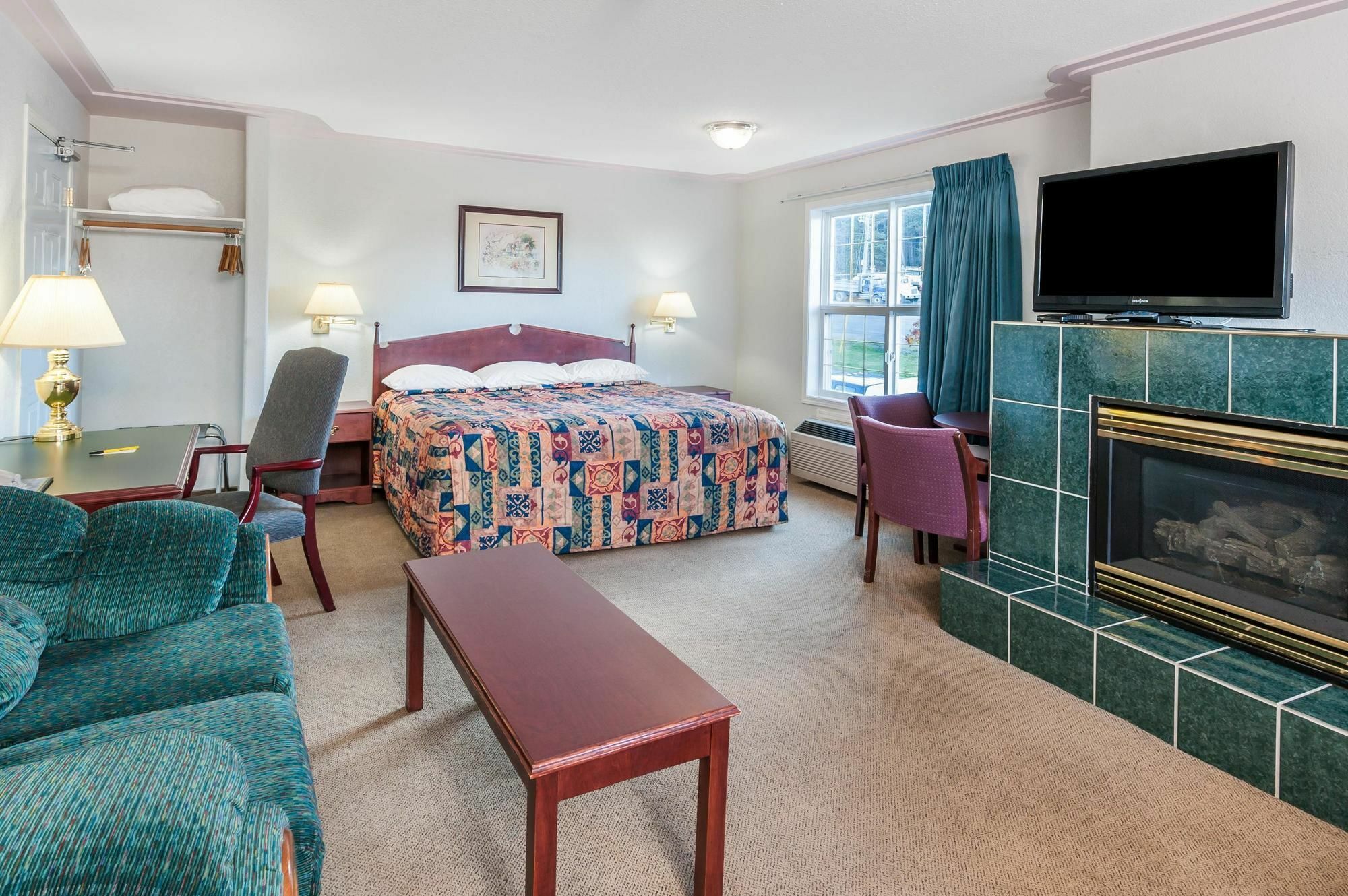 Super 8 By Wyndham 100 Mile House Hotell Exteriör bild