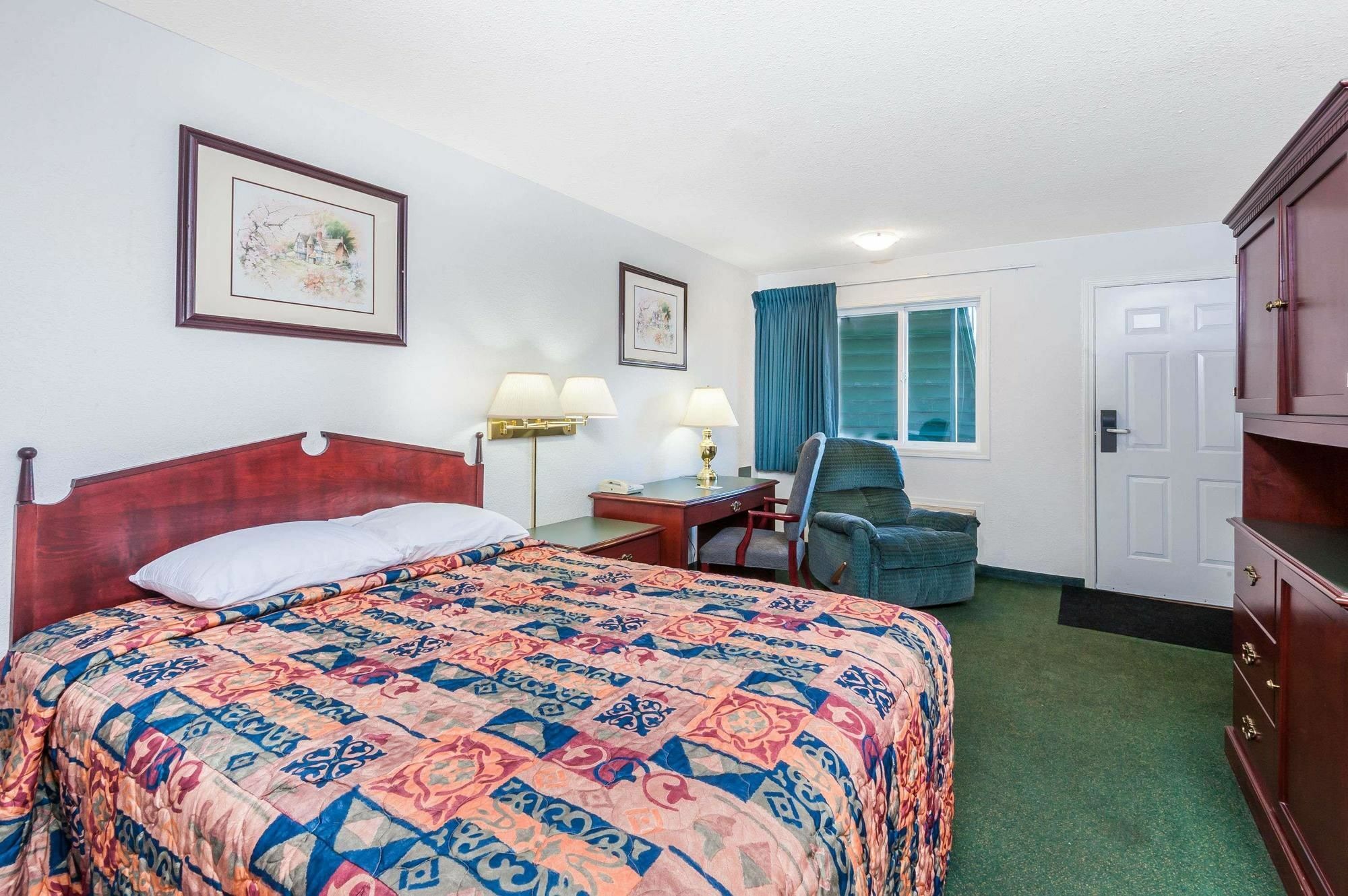 Super 8 By Wyndham 100 Mile House Hotell Exteriör bild
