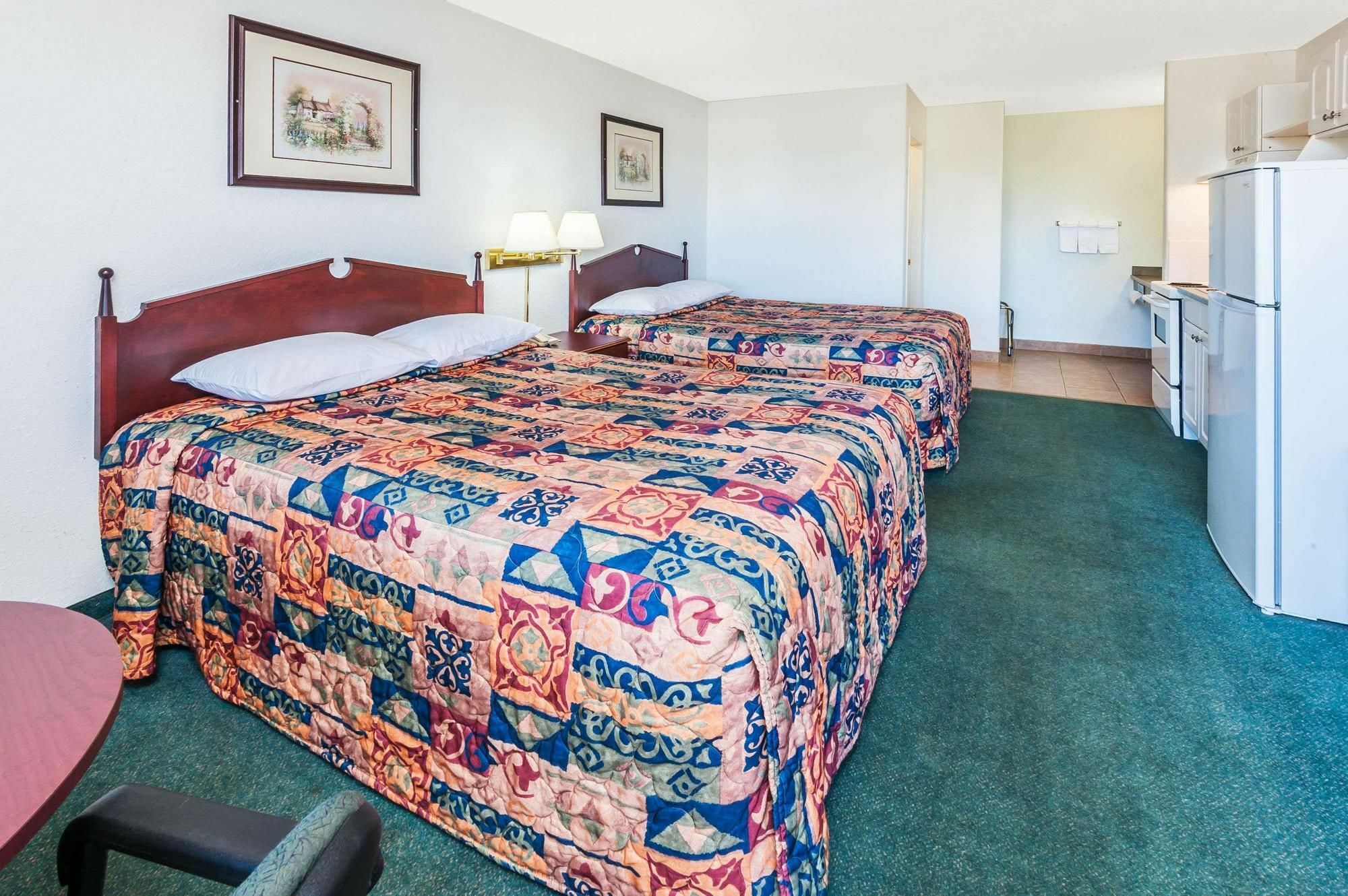 Super 8 By Wyndham 100 Mile House Hotell Exteriör bild